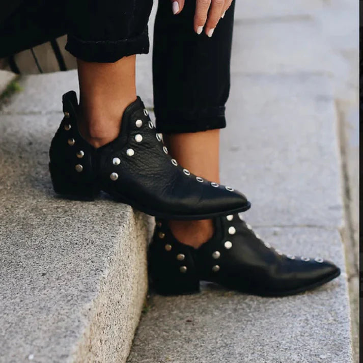 Valeria™ – Botines de Serraje con Tachuelas