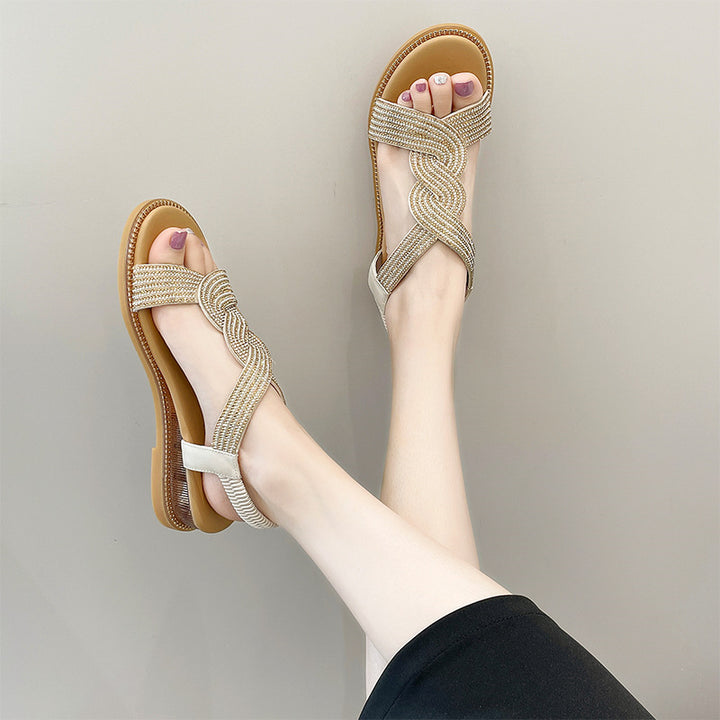 Sandalias con tacón de cuña brillantes y modernas