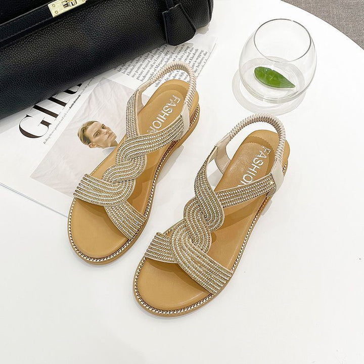 Sandalias con tacón de cuña brillantes y modernas