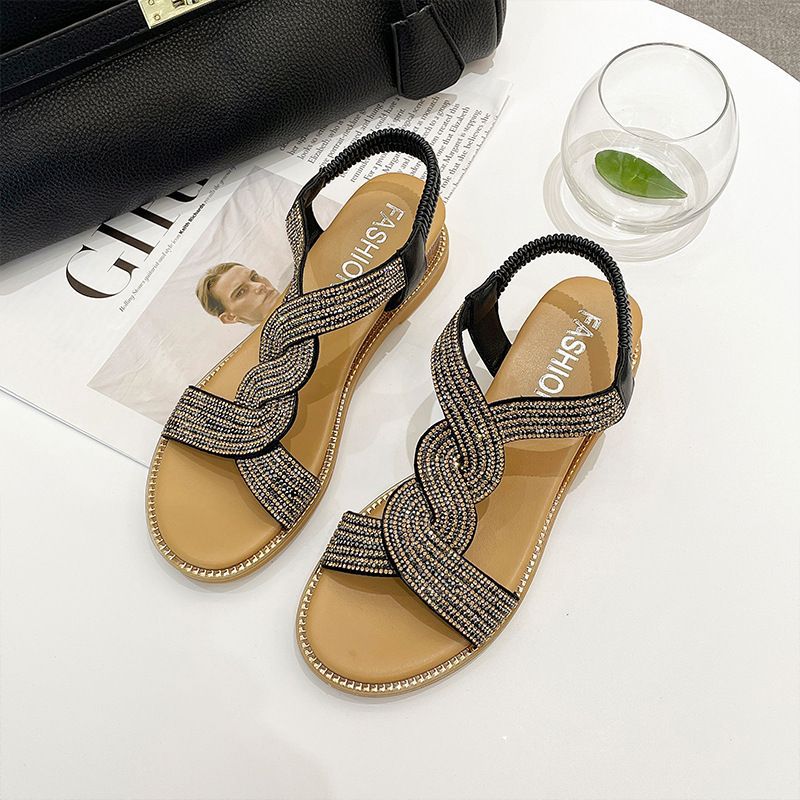 Sandalias con tacón de cuña brillantes y modernas