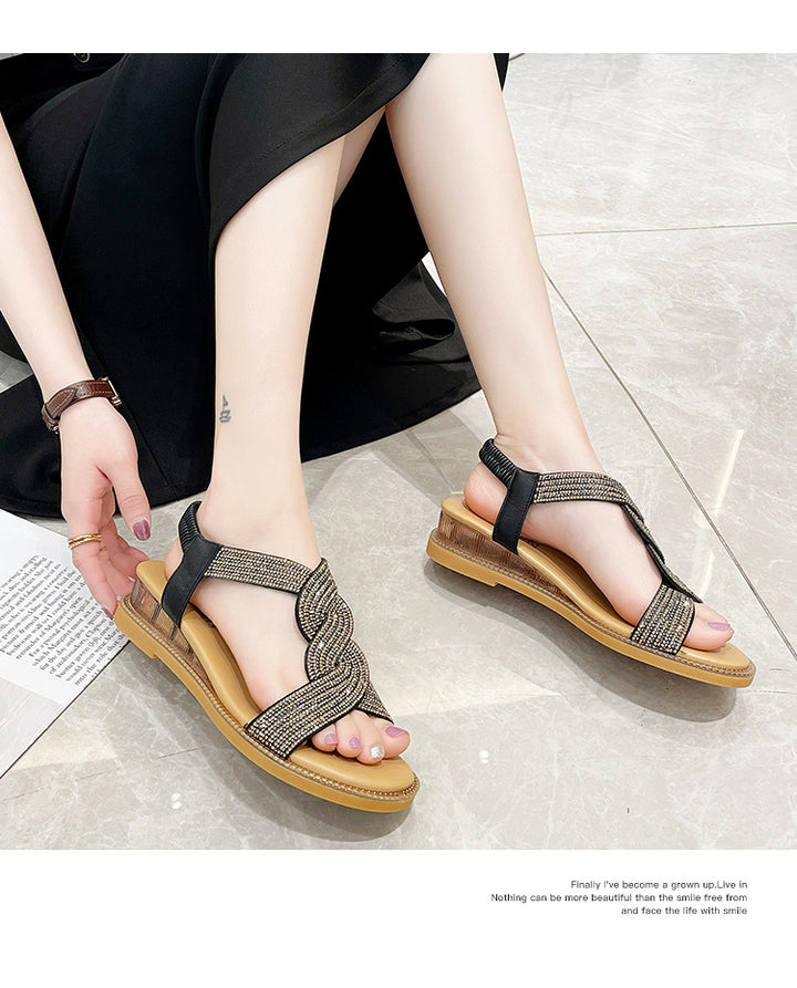 Sandalias con tacón de cuña brillantes y modernas