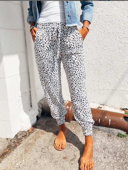 Pantalones holgados con estampado animal